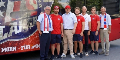 (v.l.) VZO-Buschauffeur Heini Reiser, Goalie Melvin Nyffeler, Stadtpräsident Martin Stöckling, Stürmer Gian-Marco Wetter, Lakers-Geschäftsführer Markus Bütler, Stürmer Dominic Lammer, Bauchef Christian Leutenegger.