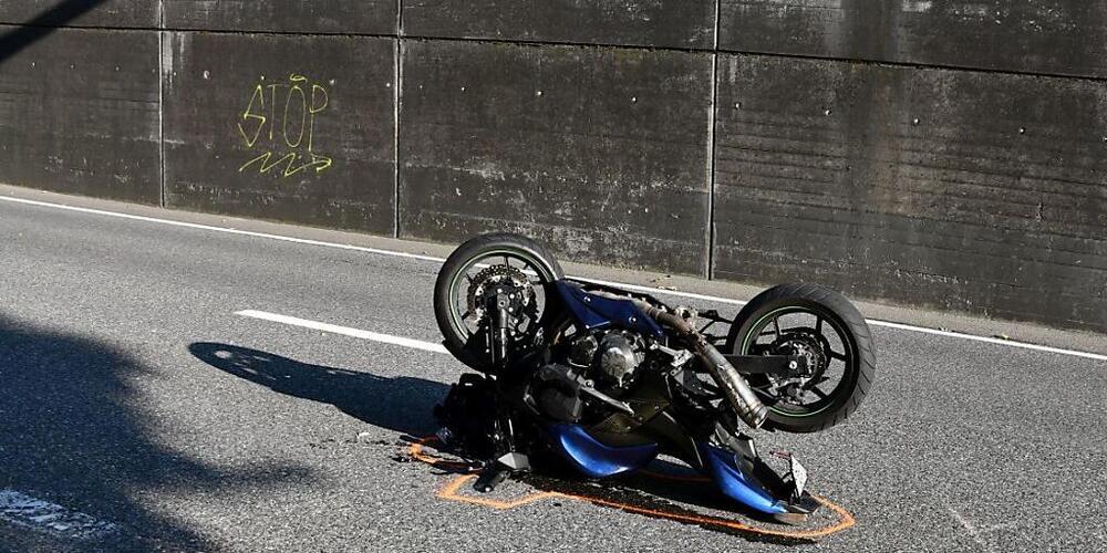 Bei der Kollision überschlug sich das Motorrad.
