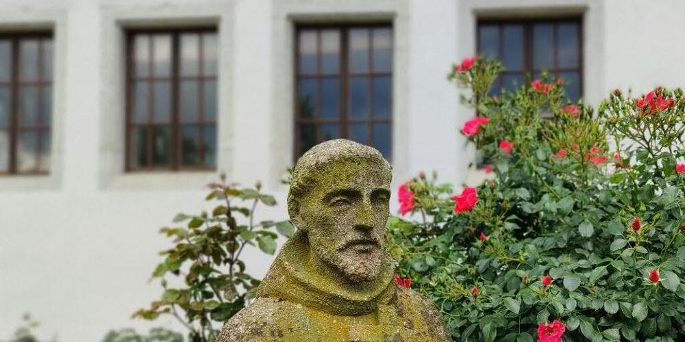 Die Reformierte und die Römisch-Katholische Landeskirche engagieren sich an den Kantonsschulen nicht mehr für das Freifach Religion, Kulturen und Ethik. Auf dem Bild ist Franz von Assisi als Steinfigur zu sehen. (Symbolbild)