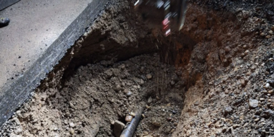 Die Feuerwehr Rüti nahm zusammen mit den Gemeindewerken Rüti die defekte Leitung ausser Betrieb.