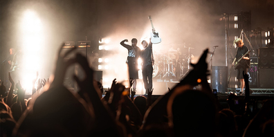 Simon Eicher und Yungblud auf der Red-Stage-Bühne am Openair Gampel, nachdem Yungblud dem Höfner eine Gitarre schenkte.
