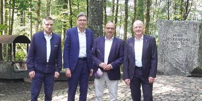 Die wieder antretenden Regierungsräte Stephan Attiger (FDP), Dieter Egli (SP), Markus Dieth (Mitte) und Jean-Pierre Gallati (SVP) beim Kantonsmittelpunkt in Niederlenz AG.