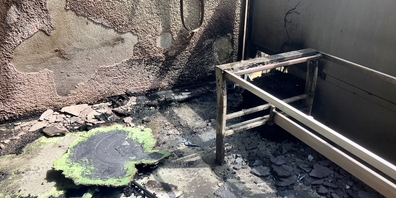 Der Balkon nach der erfolgten Brandlöschung durch die Feuerwehren Glarus Nord und Weesen.