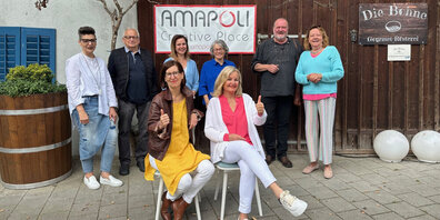 Die Kunstschaffenden, hier nur ein Teil der Gruppe, freuen sich auf viele Besucherinnen und Besucher.