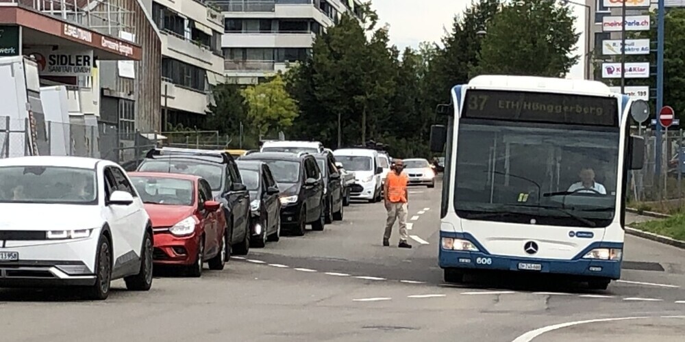 Hier muss der Bus über die Gegenfahrbahn ausweichen, um nicht steckenzubleiben.