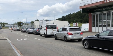 Damit es weniger Stau wie hier in Affoltern vor dem Entsorgungscenter gibt, baut die Stadt das Angebot bei den Recyclinghöfen über die Festtage aus.