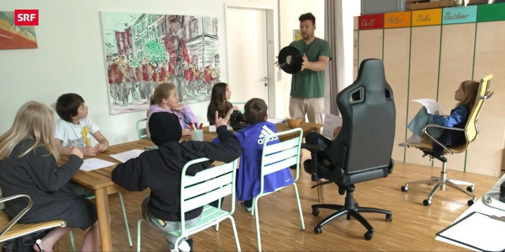 Nils Landolt im Lernhaus Sole, welches er mit seiner Frau Hanna vor drei Jahren in einer Fabrikhalle eröffnet hat.