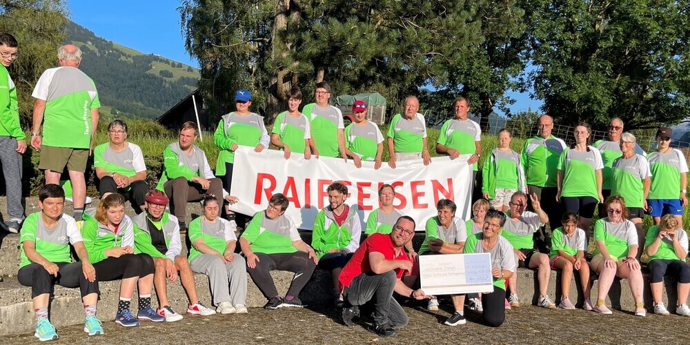 Procap Sportgruppe Obertoggenburg bei der Scheckübergabe (Bildmitte: Bankleitungsmitglied Christian Hildebrand mit Gruppenleiterin Rita Zwingli).