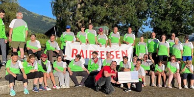 Procap Sportgruppe Obertoggenburg bei der Scheckübergabe (Bildmitte: Bankleitungsmitglied Christian Hildebrand mit Gruppenleiterin Rita Zwingli).
