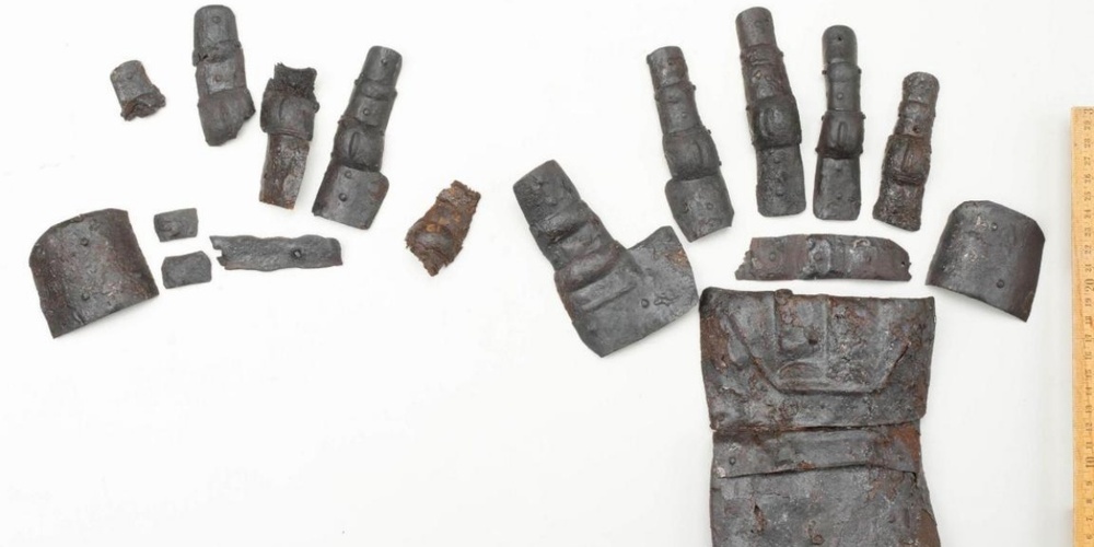 Sensationsfund: Der vollständig erhaltene Panzerhandschuh aus dem 14. Jahrhundert wird am 7. September an den Europäischen Tagen des Denkmals auf der Kyburg der Öffentlichkeit präsentiert.