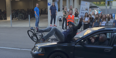 Ein Stunt veranschaulichte die Gefahren auf dem Schulweg. 
