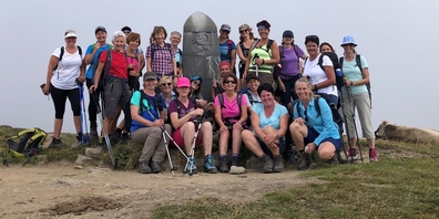 Gruppenbild von der Vereinswanderung der Sport Fit Frauen Uznach auf dem Dreibündenstein.