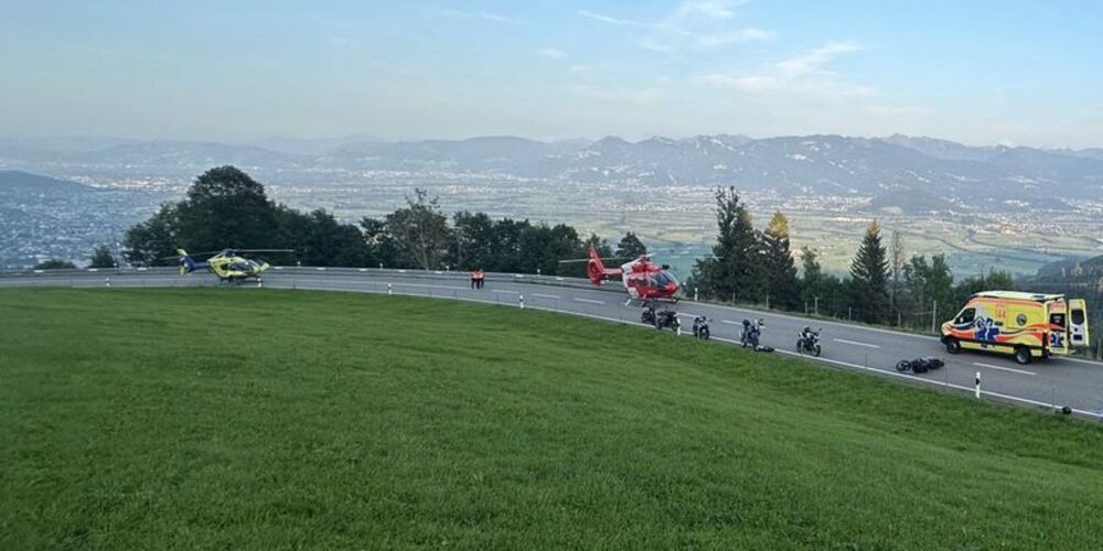 Ein schwerer Unfall zwischen drei Motorrädern forderte drei Todesopfer.