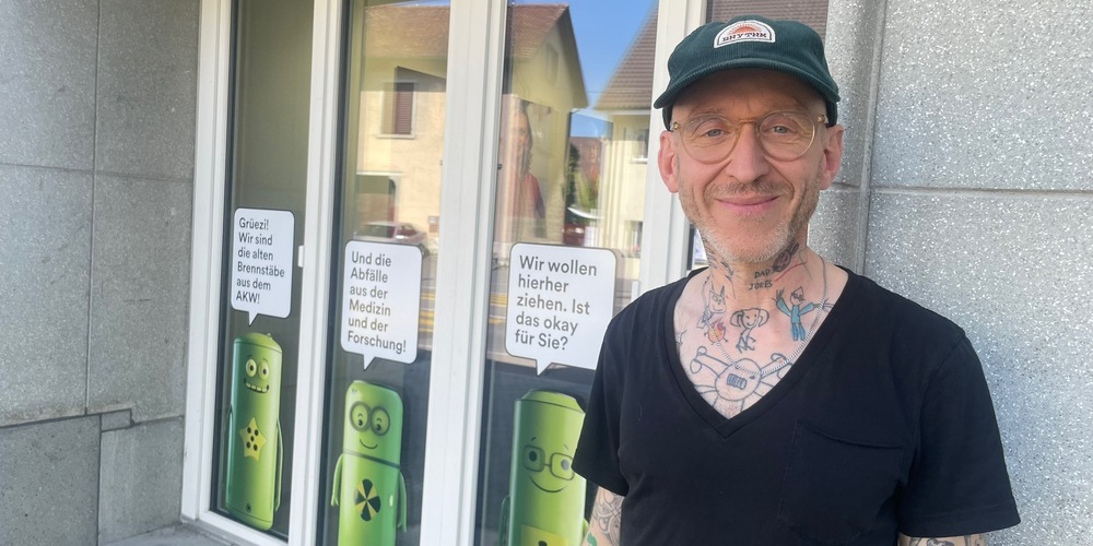 Schriftsteller Thomas Meyer vor dem Nagra-Treffpunkt in Stadel