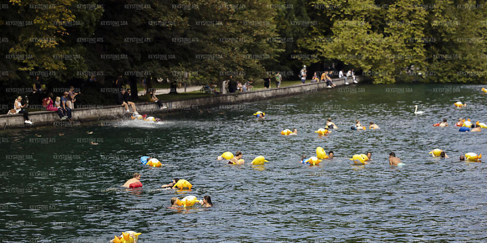 Zwei Kilometer mit oder ohne Schwimmhilfe: das traditionelle Limmatschwimmen in Zürich. (Archivbild)
