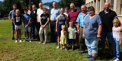 Die Ausgezeichneten der Wiesenmeisterschaft mit Familien v.l.: Christian Gähler, Jonschwil (1. Rang, Streuwiesen), Felix Urscheler, Andwil (5. Rang), Pius Trost, Fischingen, (3. Rang), Werner Signer, St. Gallen (6. Rang), Benjamin Lenherr, Gossau (4. Rang), Gottfried Röthlisberger (2. Rang) und Bruno Giger, Zuckenriet (1. Rang Trockenwiesen).
