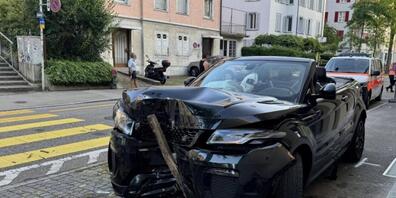 Die Spritztour mit dem entwendeten Cabrio endete in einem Baum.
