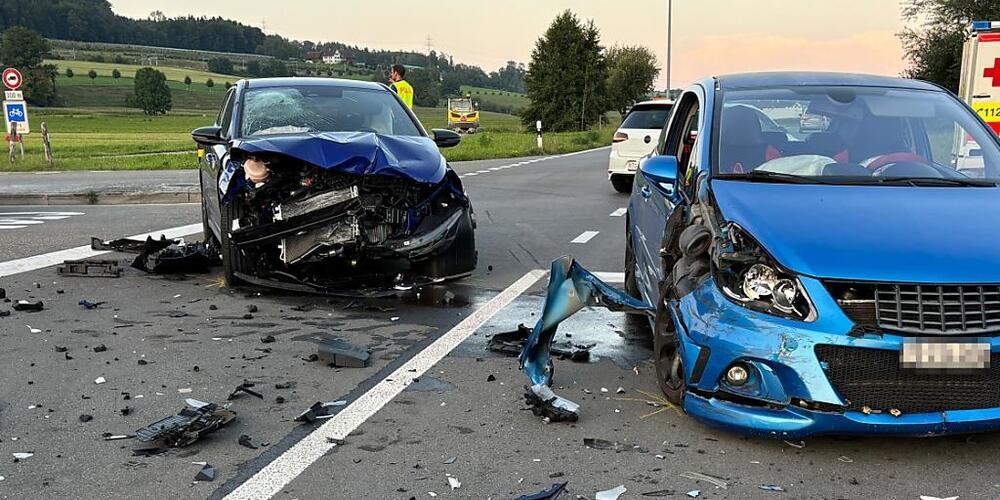 Bei der heftigen seitlichen Kollision in Weinfelden TG wurden drei Autoinsassen verletzt.