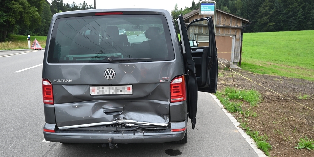 Aus unbekannten Gründen fuhr ein fahrunfähiger 65-jähriger Autofahrer diesem Auto auf.