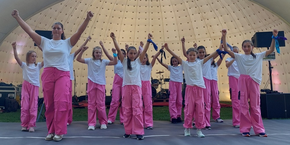 Die Mädchen von der christlichen Jugendarbeit zeigten ihre besten Tanzmoves.