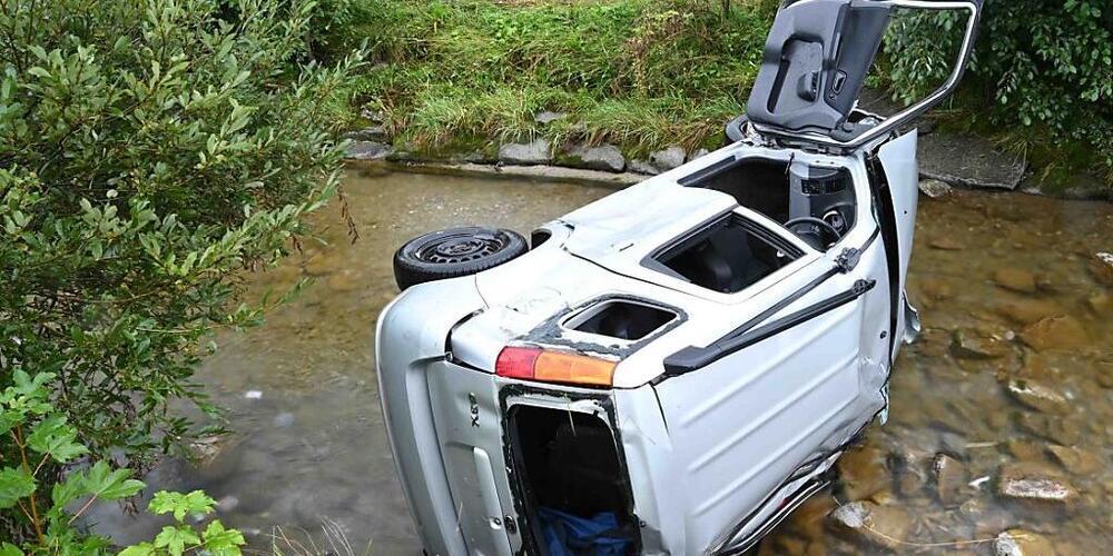 Im Gebiet Längmoos in Marbach LU landete ein alkoholisierter Autofahrer am Sonntagmorgen im Bachbett.