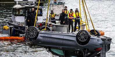 Einsatzkräfte rückten mit Grossaufgebot nach Küsnacht aus, nachdem dort ein Auto in den See gefallen ist. Die Bergung des Autos war sehr schwierig.