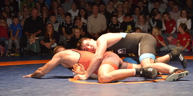 Der Sieg von Ramon Betschart (schwarz) konnte die 23:16 Niederlage der Kriessner nicht verhindern. 