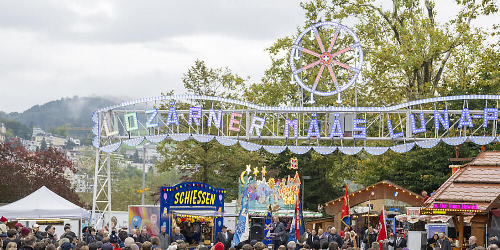 Erstmals leuchteten am Määs-Torbogen LED-Lichter. (Archivbild)