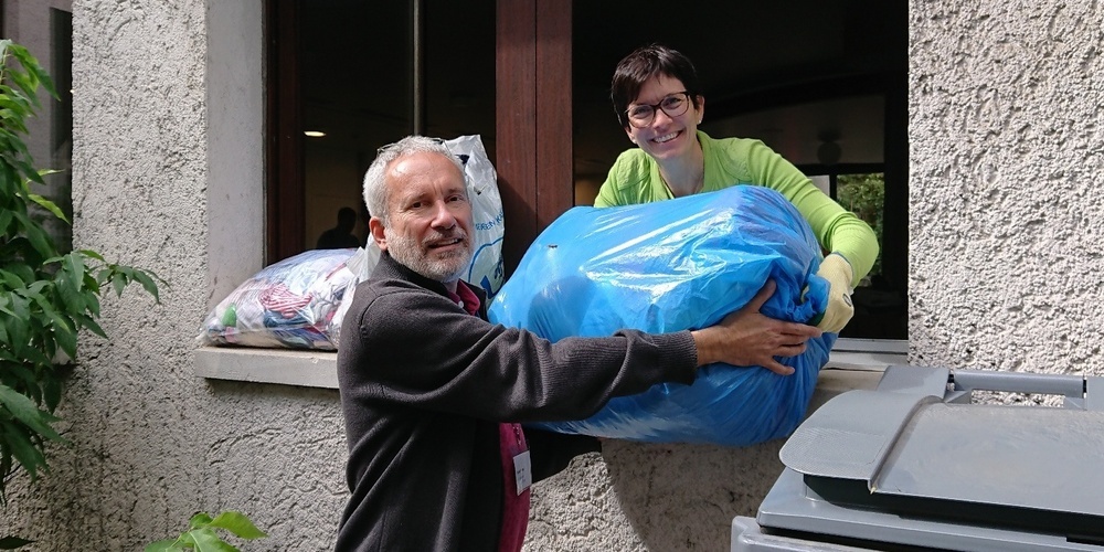 Daniel Römer (ehemaliger Geschäftsleiter Winterhilfe Zürich) und Helen Hollinger (Geschäfts- leiterin Winterhilfe Zürich) beim Abtransport der Kleidersäcke. 
