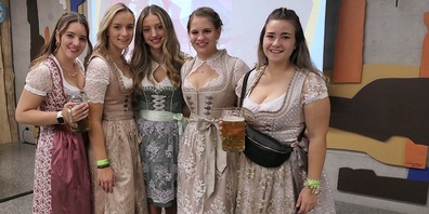 Hübsche Damen und fesche Dirndl bestimmten das Bild des Abends