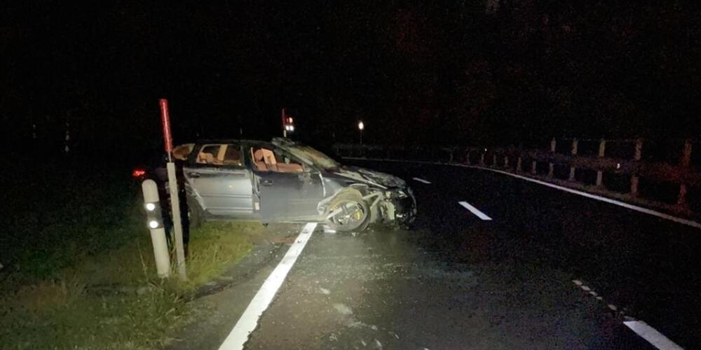 Vier Insassen eines Autos hatten bei Klosters Glück im Unglück: Das Auto überschlug sich beim Unfall mehrfach, trotzdem konnten sie das Auto unverletzt verlassen.