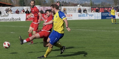 Die Montlinger Verteidiger, hier Valdet Istrefi und Manuel Bont  zeigten eine stabile Leistung 