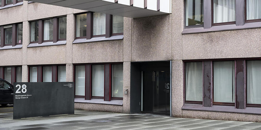 Vor dem Bezirksgericht Zürich müssen sich am Montag der Geschäftsführer und ein ehemaliger Angestellter einer Haartransplantations-Firma verantworten. Ihnen wird unter anderem Betrug vorgeworfen. (Symbolbild)