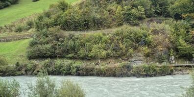 Der Wanderweg rund um den Aulichopf in Glarus ist unterspült worden und droht nun in die Linth abzurutschen. Die Gemeinde musste den Weg deshalb ab sofort sperren.