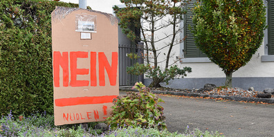 Beim Patreshaus in Nuolen steht derzeit ein Plakat, dass sich gegen die Unterbringung von Asylsuchenden ausspricht. 
