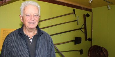 Rothus-Präsident Alfons Amman vor Geräten, die man zum Anbau von Ribelmais gebraucht hat