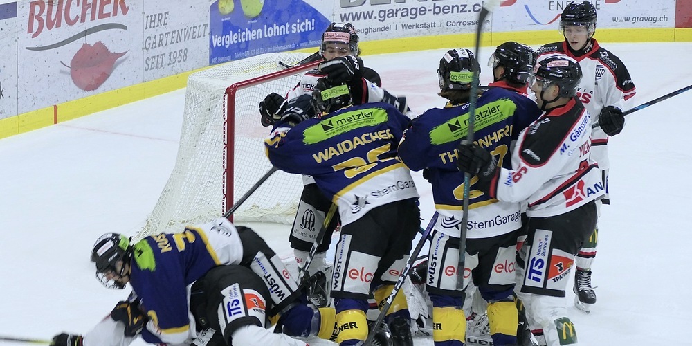 Rudelbildung vor dem Tor der Argovia Stars Ende des ersten Spieldrittels