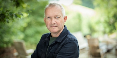 Der Kabarettist Simon Enzler gastiert mit seinem neuen Programm «brenzlig» im Dorftreff Eschenbach.