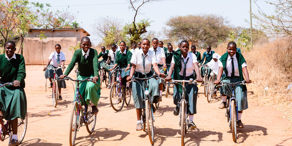 Nicht mehr gebrauchte Räder aus dem Rheintal erhalten ein neues Zuhause in Afrika, wie hier in Tansania für den Schulweg.