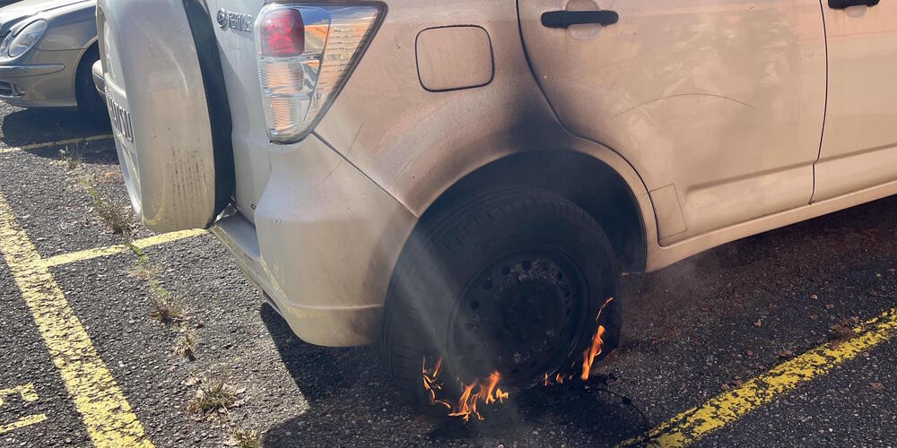 Die Polizei sucht Zeugen zu diesen zwei Fahrzeugbränden.