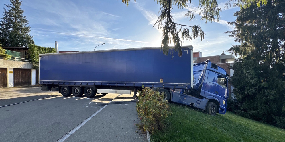 Das Wendemanöver des Lastwagens ging schief.