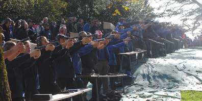 Die Schützenlinie am historischen Pistolen-Rütlischiessen.