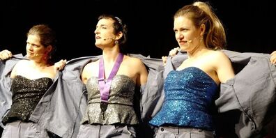 Ueber den Wolken muss die Freiheit wohl grenzenlos sein: Jacqueline Bernard, Mia Schulz und Simone Schranz in «kriminell».