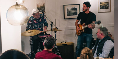 Am 24. Oktober, 14. November und 19. Dezember 2024 finden «Stuben-Konzerte» im Kafi Feld statt.