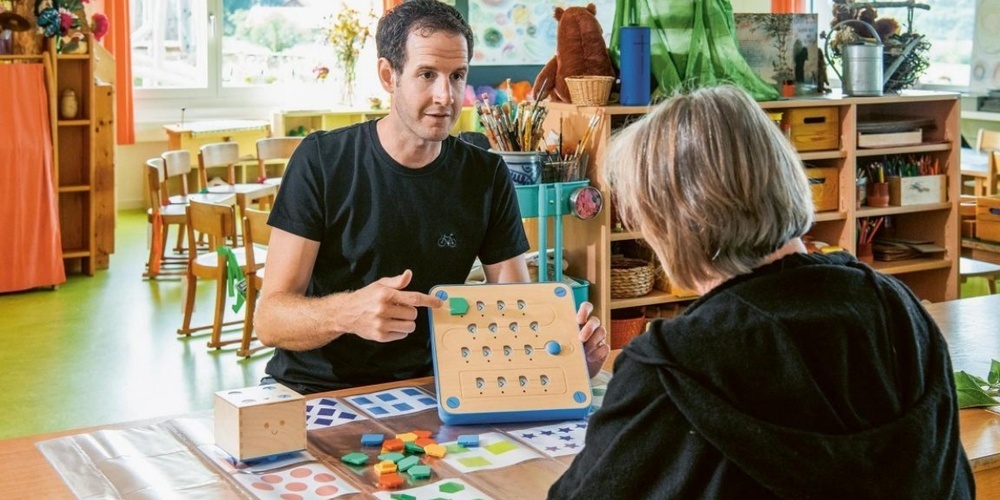 Patrick Buff ist Zuständiger für den Pädagogischen ICT-Support und erklärt der Kindergartenlehrerin Karin König den «Bee-Bot».