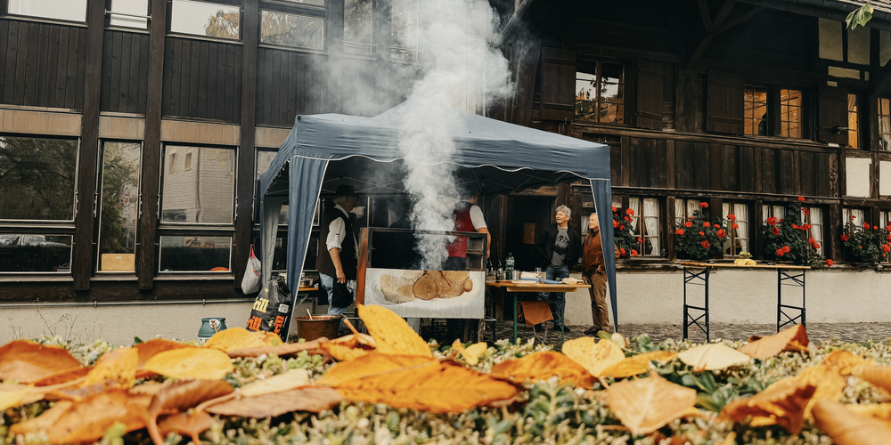 Sobald die ersten Gäste eintrafen, wurde der Grill eingeheizt.