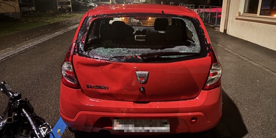 Aufgrund des Regens übersah der Velofahrer das parkierte Auto.