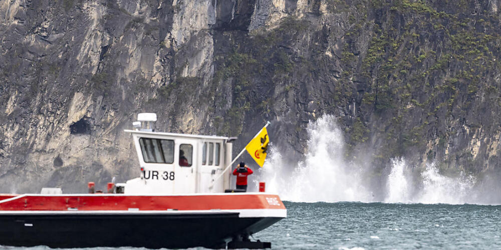 Felsbrocken stürzen bei der Sprengung am 4. Oktober in den Vierwaldstättersee. (Archivaufnahme)