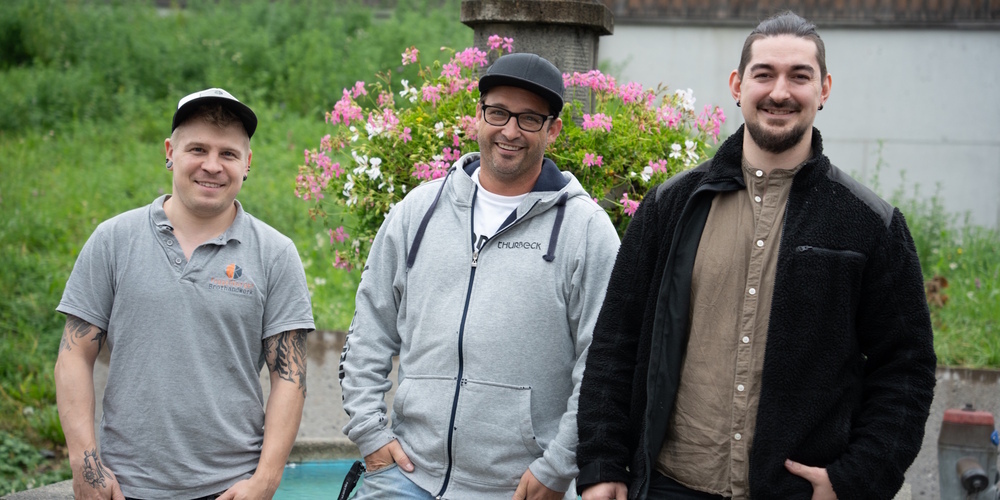 Die drei verantwortlichen Bäcker: Manuel Hinder, Roger Wichser und Philipp Ziehler (von links) in Nesslau.