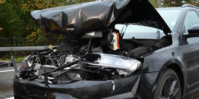 Jährige ihr Auto ebenfalls abbremsten. Die 28-Jährige prallte mit ihrem Auto in das Heck des Autos der 30-Jährigen, worauf ihr Auto in das vordere Auto prallte und anschliessend in das AFür die Dauer der Unfallaufnahme wurde die Überholspur und der Pannenstreifen gesperrt. 